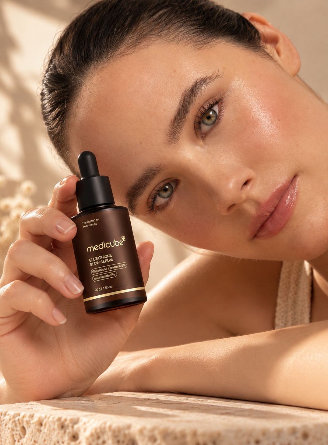 Medicube Age-R Glutathione Glow Serum model Medicube Age-R Glutathione Glow Serum model