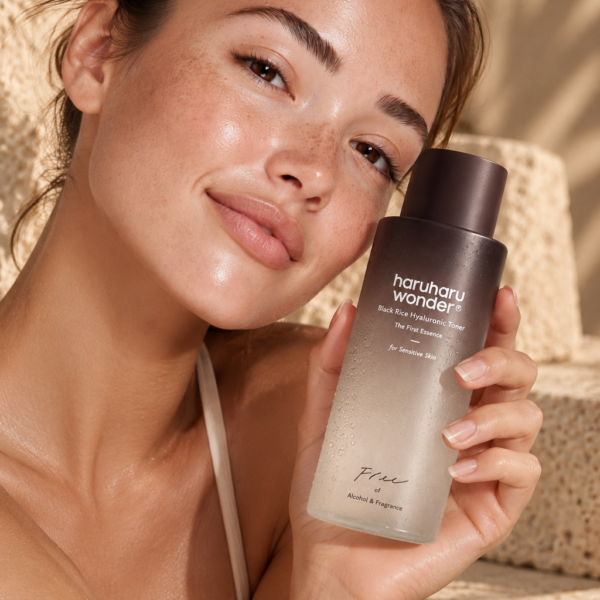 Haruharu Wonder Black Rice Hyaluronic Toner model