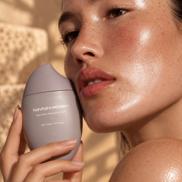 Haruharu Wonder Black Rice Hyaluronic Cream model